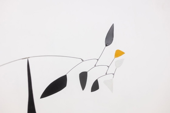 Image 1 of Olivier Vonet. Sculptuur in zwart, geel en wit gelakt metaal. Hedendaags.