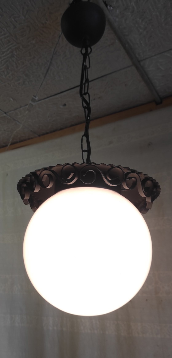 Lampada a sospensione a lanterna in metallo con globo in vetro opalino di Delmas (Francia) - Metà del XX (photo 5 of 9)