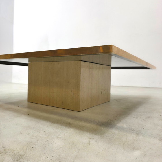 Image 1 of Tavolino da caffè di design Georges Mathias in travertino, ottone e vetro, anni '70.