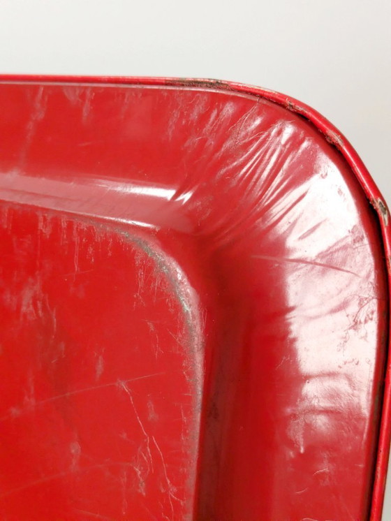 Image 1 of Bandeja de hojalata roja de mediados de siglo | Estilo de arte popular escandinavo | Decoración navideña