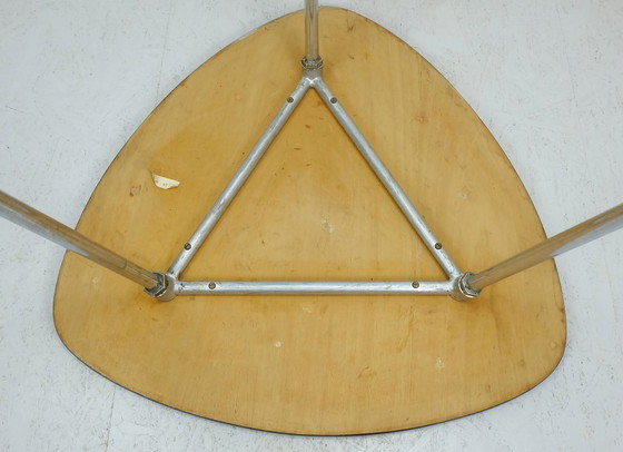 Image 1 of Mesa de centro de tres patas de los años 50 con tablero de formica y patas cromadas inclinadas.