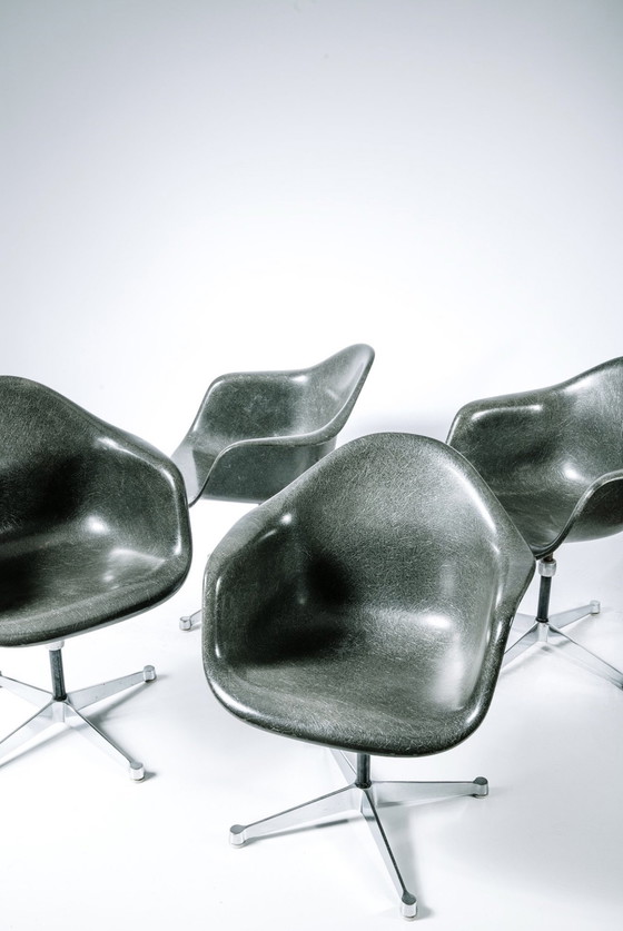 Image 1 of Eames / Miller DAR glasvezel grijs