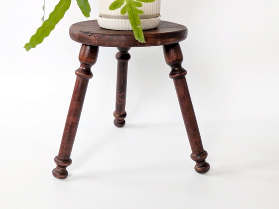Image 1 of Sgabello in legno a tre gambe in stile fattoria francese d'epoca