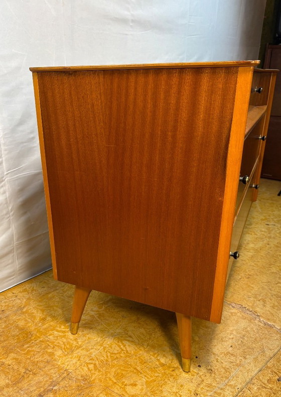 Image 1 of Commode rétro en teck style milieu du siècle par Austinsuite, circa 1960. Design danois, qualité britannique.