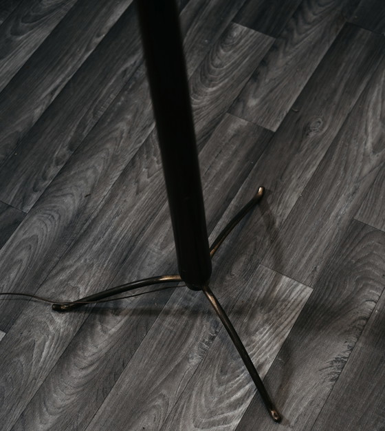 Image 1 of Giuseppe Ostuni Attr. Staande lamp met driepootvoet, jaren 1950, hout en messing.