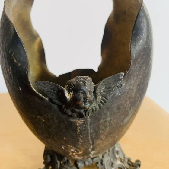 Image 1 of Antieke decoratieve schaal van gehamerd metaal, versierd met putto's.