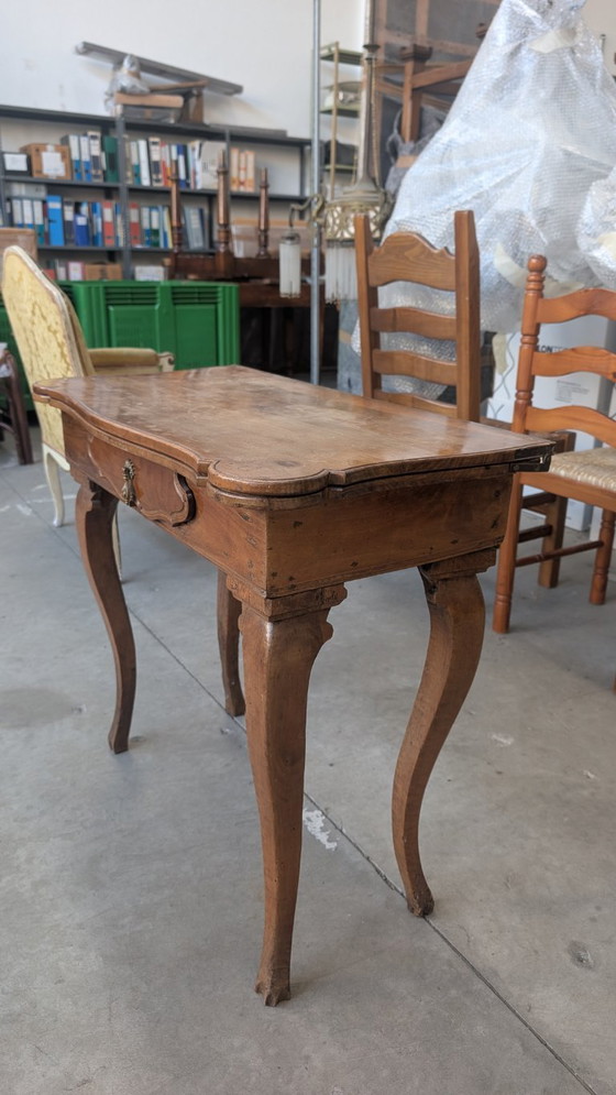 Image 1 of Tavolino a libro da gioco in noce con gambe sagomate e cassetto XVIII secole 