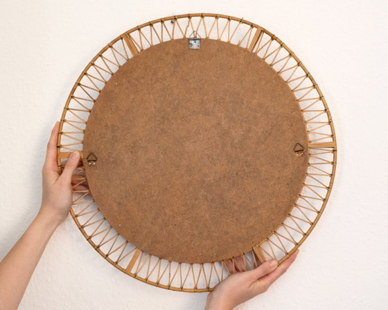 Image 1 of Oost-Duitse ronde wandspiegel van hout en riet – Vintage jaren 70 Boho Mid Century spiegel