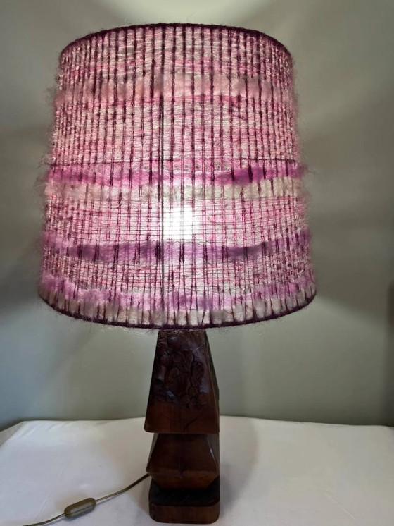 Skulptierte Holz-Tischlampe, Woll-Lampenschirm. – Tischlampen, Wool, Wood, Brutalist (photo 7 of 19)