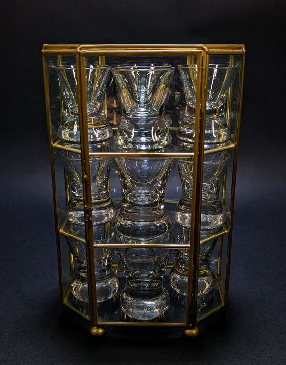 Vitrine en Laiton Doré & 11 Verres à Liqueur UV Réactifs, Cabinet de Curiosités, Verres et carafes, Métal (photo 2 sur 8)