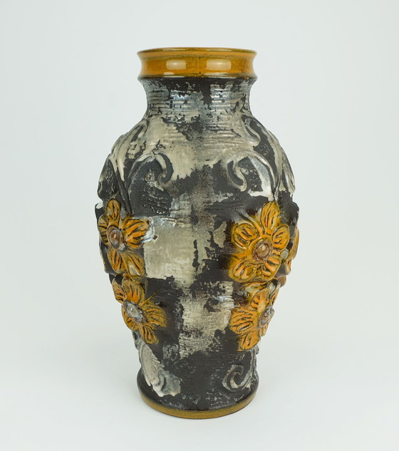 Image 1 of Vaso di metà secolo Carstens modello 7161-30 con decoro floreale in rilievo, arancione, marrone e grigio argento