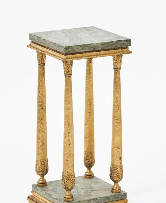 Image 1 of Piedistallo in stile impero — Finitura bronzata con lastre di marmo — Seconda metà del XX secolo