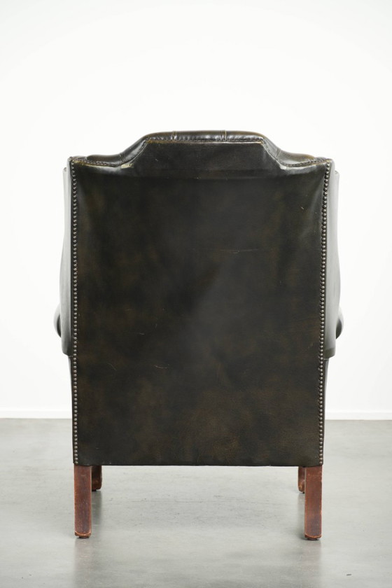 Stoere vintage rundleren chesterfield oorfauteuil in een tijdloze groene kleur – Leather (photo 4 of 13)