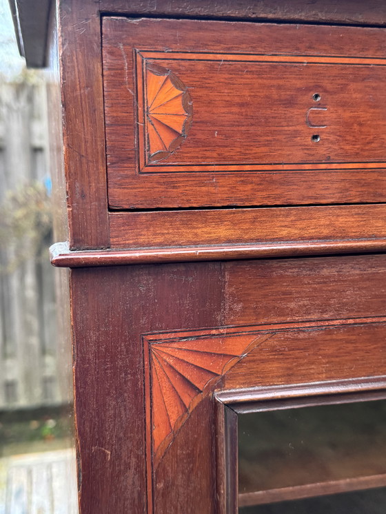 Image 1 of Vetrina in mogano massello | 1890–1900 | Neorinascimentale / Art Nouveau | Intarsi ovunque!