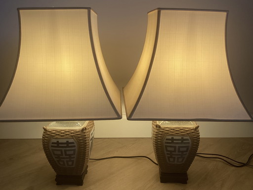 JUEGO DE 2 LÁMPARAS DE MESA CHINAS CON PATAS DE CERÁMICA SOBRE BASE DE MADERA