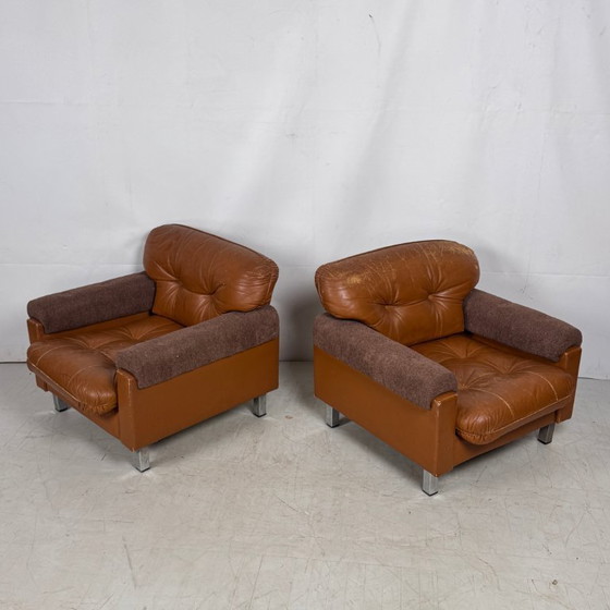 Image 1 of Hongaarse leren fauteuils, jaren 60 – Hongaars design uit het midden van de vorige eeuw