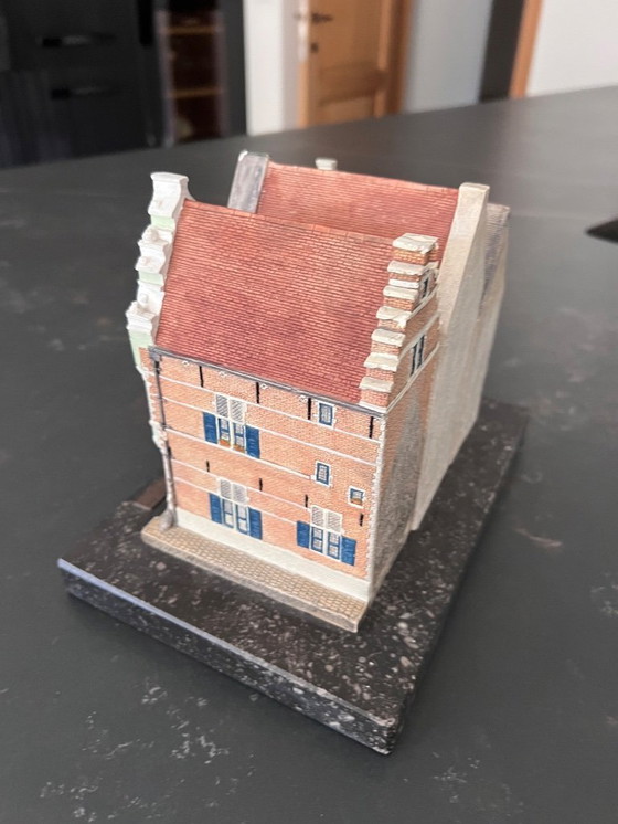 Image 1 of een prachtig miniatuur van de 3 bekendste huizen van Mechelen in de Haverwerf. Het is een uniek stuk.