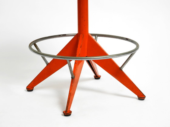 Image 1 of Seltener massiver italienischer Mid Century Industrial Metallhocker von Mautren in seltenem Orange | mit höhenverstellbarer Sitz