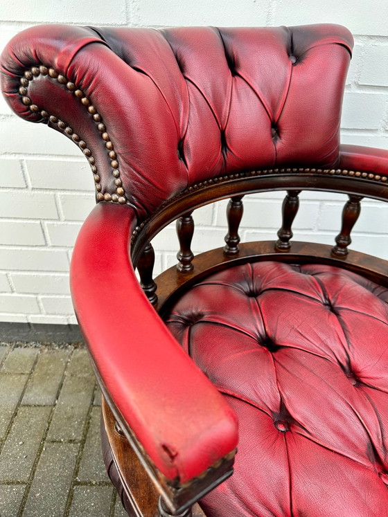 Poltrona da Capitano Chesterfield Inglese Vintage Sedia da Ufficio Mogano, Sedie da ufficio, Pelle, Rosso (foto 10 di 15)