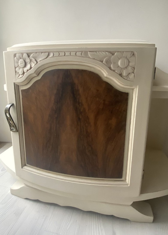 Image 1 of Mesita de noche Art Déco: profundo contraste entre la madera de nogal y la pintura color crema.