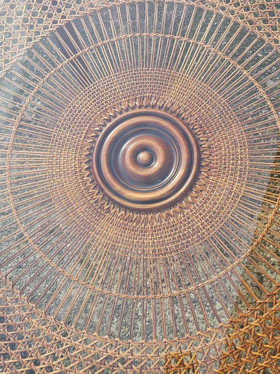 Image 1 of Tavolino da caffè rotondo vintage francese in legno, vetro e rattan - Grande tavolo da salotto in stile Luigi XV - anni '60