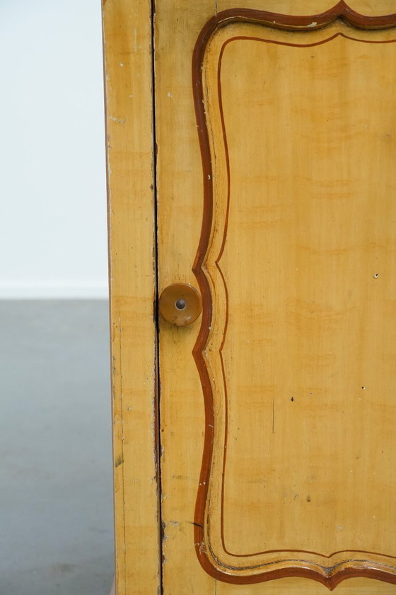 Image 1 of Antico comodino/tavolino da ingresso in legno a 1 anta con piano in marmo chiaro