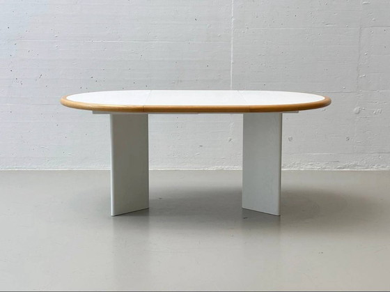 Image 1 of Tavolo da pranzo rotondo bianco, allungabile in legno massiccio