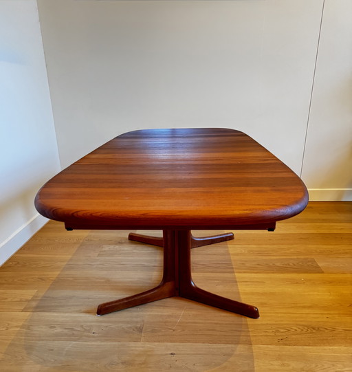 Dyrlund dining table - extendable