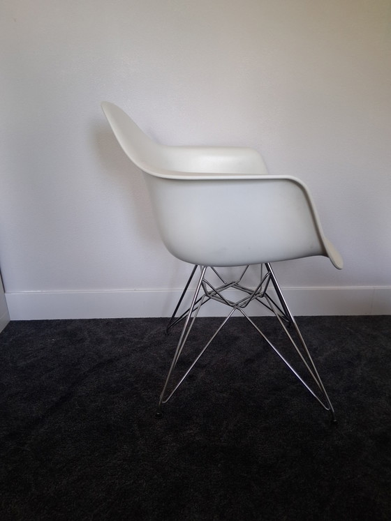 Image 1 of 8 chaises de salle à manger Vitra Eames