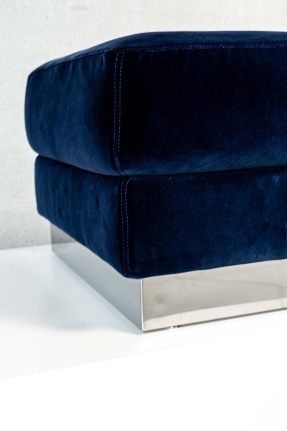 Image 1 of Pouf vintage completamente imbottito in velluto blu intenso