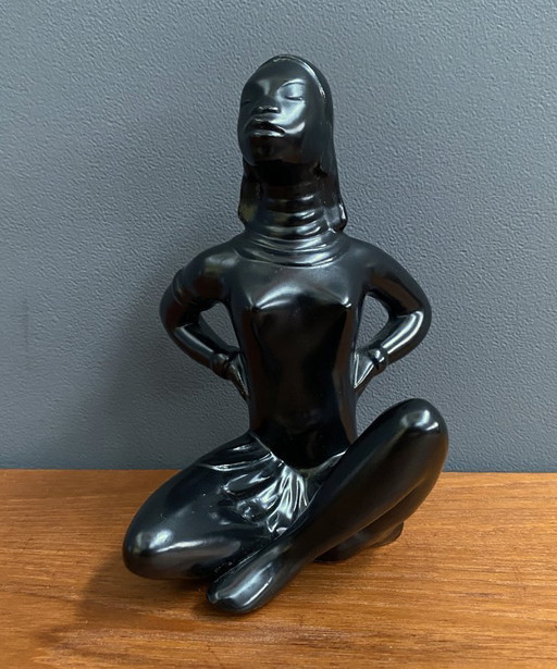 Figurine en céramique noire représentant une jeune fille assise, par Jema, années 1960, modèle 231