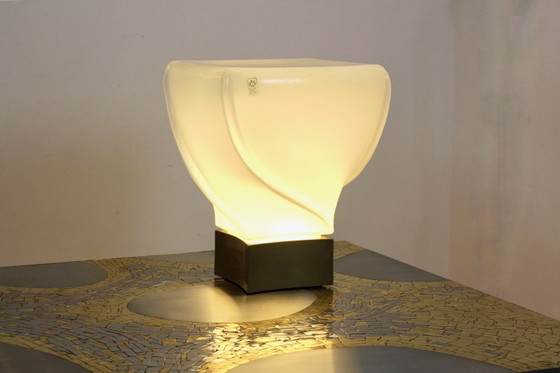Lampada da tavolo Leucos fatta a mano, edizione limitata in vetro opalescente bianco, Lampade da tavolo (foto 4 di 11)
