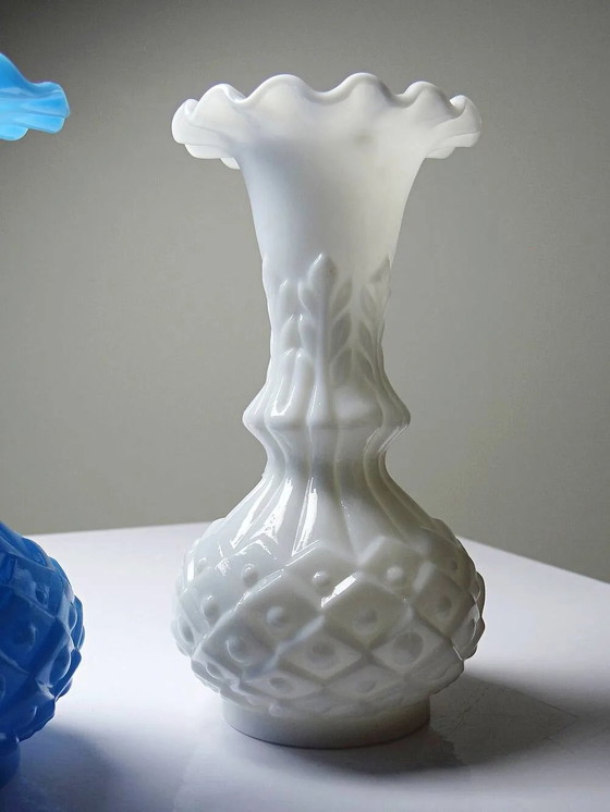 Coppia di piccoli vasi vintage in opalina bianca e blu, decoro ananas., Cristallo, Vetro, Bianco (foto 7 di 16)