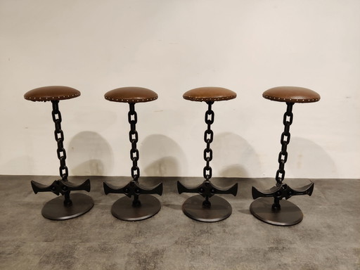 Taburetes de bar brutalistas de cadena, década de 1970