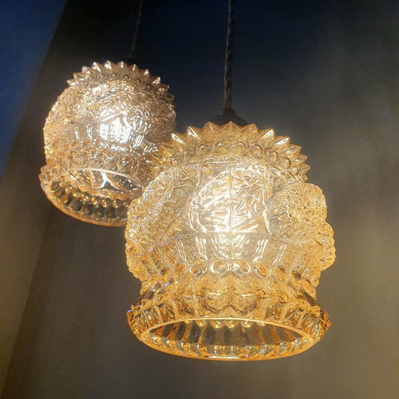 Image 1 of Set van 2 Vintage getextureerde rose / amber getinte hanglampen - midcentury design. 