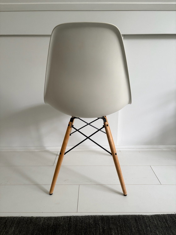 Silla Eames Plastic original de Vitra – Sillas de comedor, Metal, Plástico (photo 4 of 5)