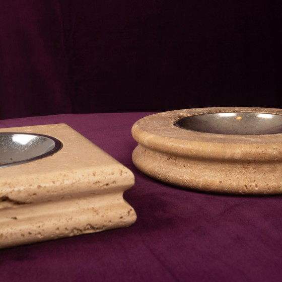 Pair of Italian Travertine Ashtrays / Vide-Poches, round and square 1970 – Table accessories, Metal (photo 19 of 20)