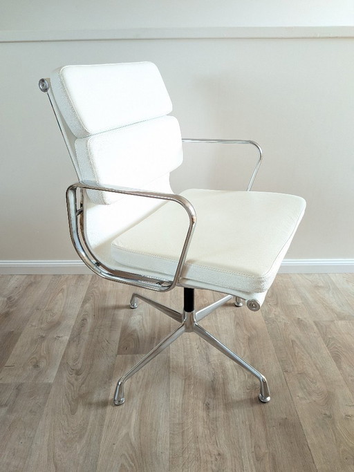Vintage bureaustoel met zachte zitting en vierpootonderstel – toegeschreven aan ICF / Eames EA 208