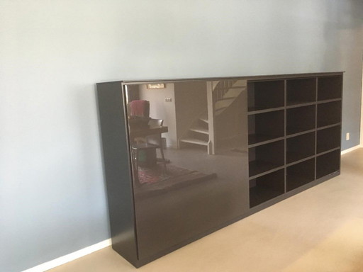 1X armoire Molteni (système 505) à mi-hauteur avec porte coulissante en haute brillance.  