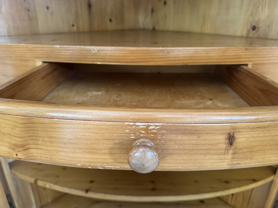 Image 1 of Degelijke grenen hoekkast 