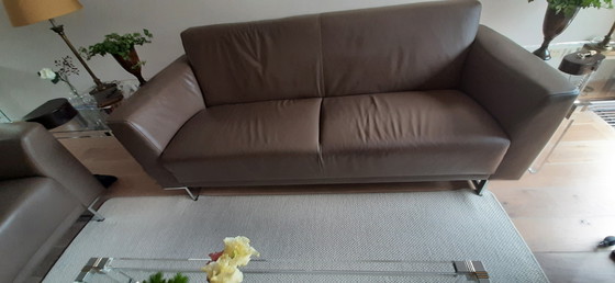 Image 1 of 2 divani Montel in pelle color tortora da 2,5 posti