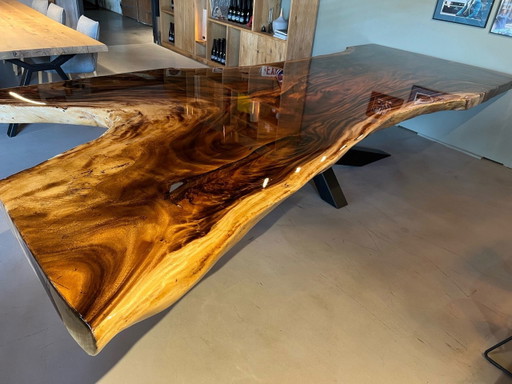 Table en époxy Albizia Saman