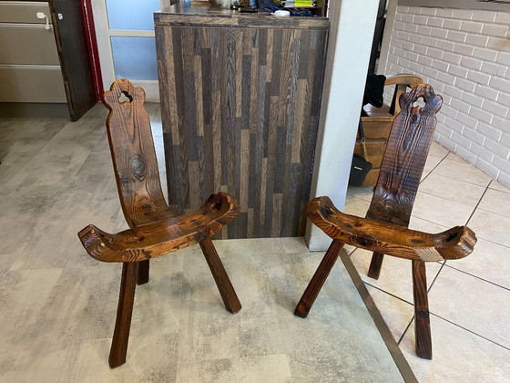 Image 1 of antieke brutalistische driepootstoel nr. 1, gesneden uit massief hout