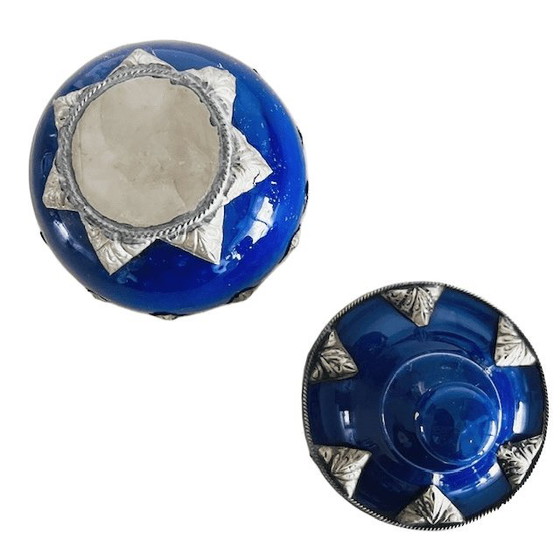 Image 1 of Pot marocain en céramique avec couvercle, boîte à bijoux en argent à filigrane bleu.