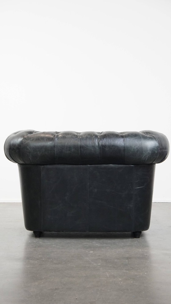 Image 1 of Ampia poltrona Chesterfield in pelle di mucca nera