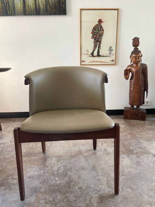 2 sillas de comedor Crail sin reposabrazos, color nogal y cuero moca.