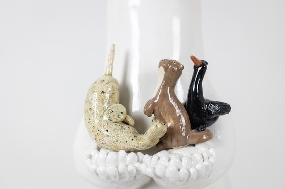 Image 1 of Valérie Courtet. Oso presentando tres animales. Contemporáneo.