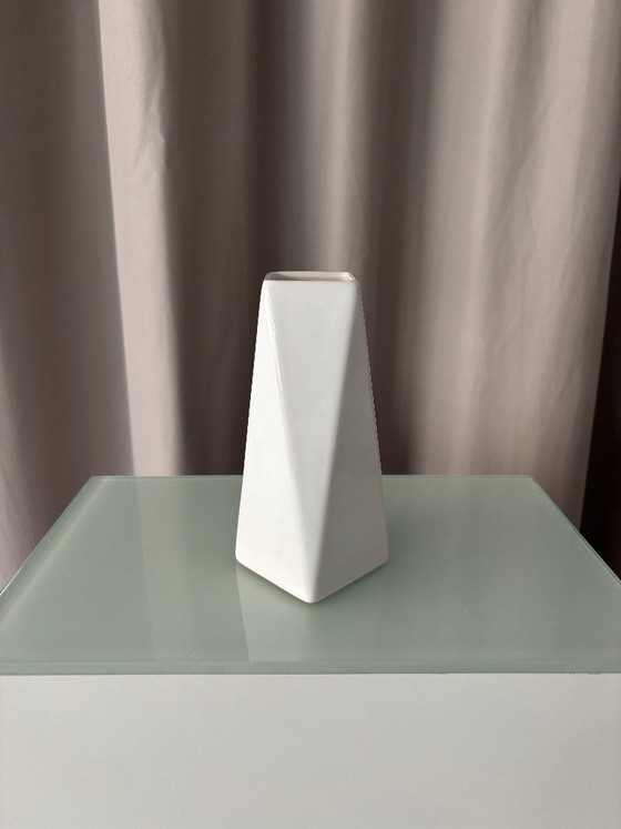 Königliche weiße Keramikvase mit geometrischem Design, Royal, Vasen, Modern (Foto 3 von 9)