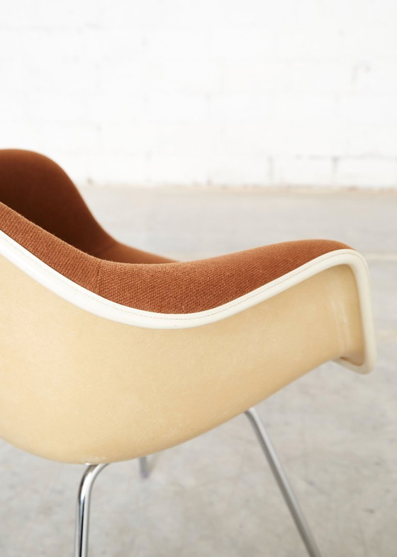 Off-White Dax Fiberglass Chair by Charles & Ray Eames for Vitra – Side chairs (photo 3 of 20)