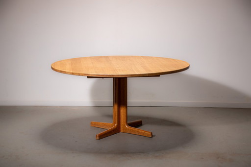 Table ronde en chêne danois Circa. 1980.